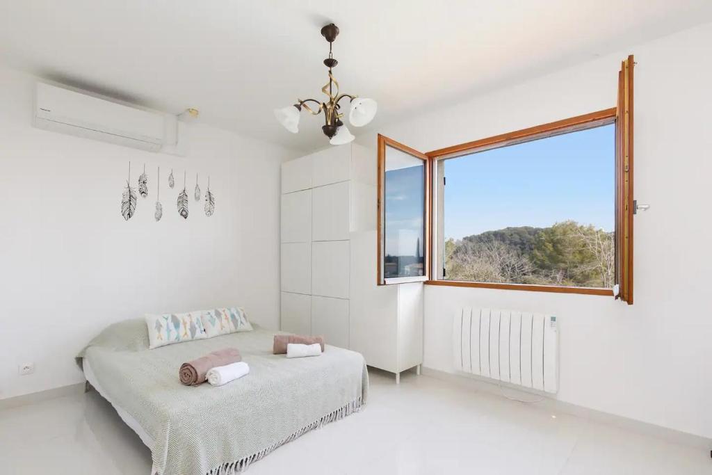 une chambre avec un lit et une grande fenêtre dans l'établissement Villa Unicorn à Antibes, à Antibes