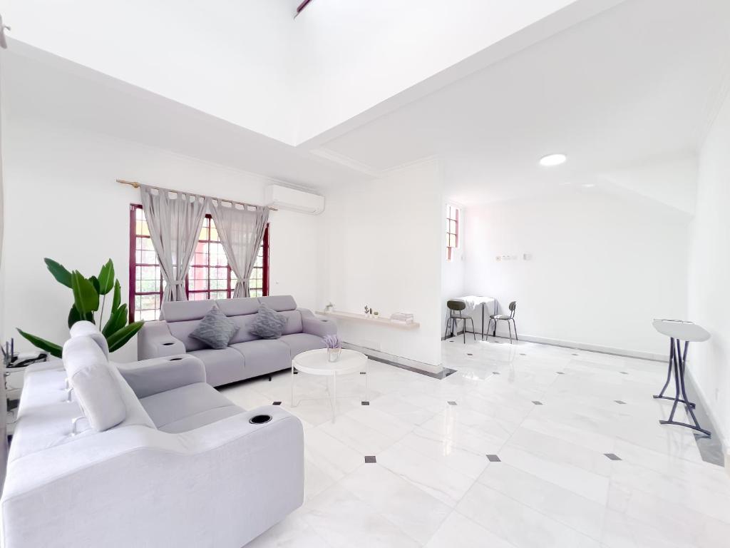 Ruang duduk di Bukit Damansara 84 by Manhattan Group