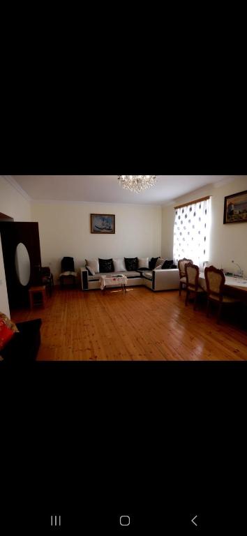 una sala de estar con un sofá y sillas en Novkhani garden, en Baku