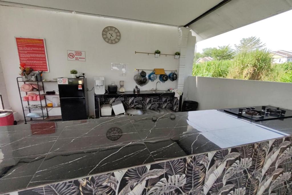 Kuchyň nebo kuchyňský kout v ubytování Grand Aeden Villa