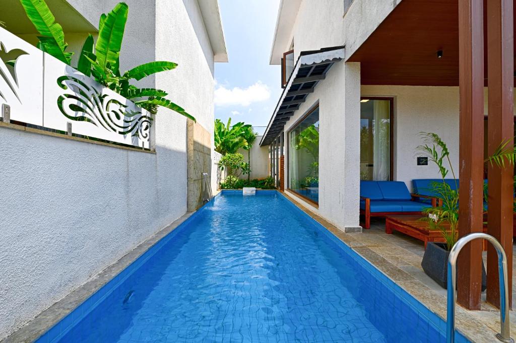 アンジュナにあるMelhor Stays Villa - L-M107 Luxury 4BHK villa with Private pool, Anjunaの別荘の裏庭にあるプール