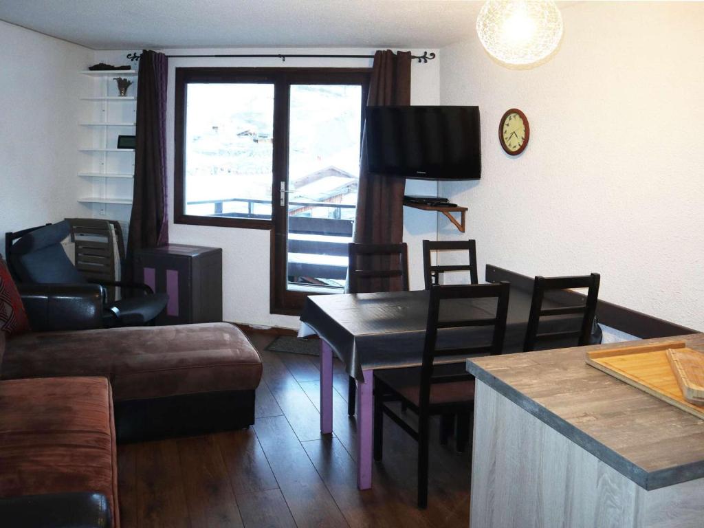 un salon avec une table et un canapé dans l'établissement Studio lumineux 4 pers au cœur de la station avec balcon - FR-1-322-584, aux Orres
