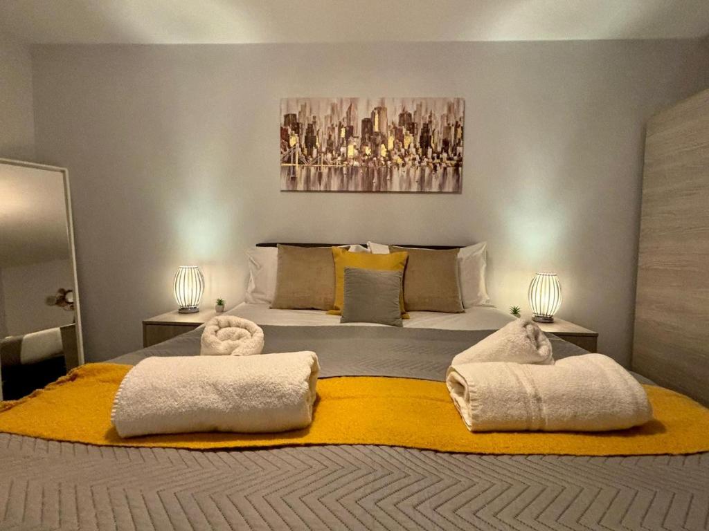 Postel nebo postele na pokoji v ubytování Eskdale Townhouse- Spacious 4BR ,Crawley, Free Wifi, Parking, fully equipped, contractor friendly, temporary relocations welcome, near Gatwick Airport