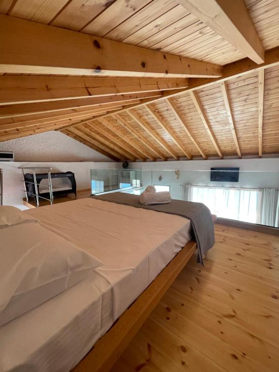 Postel nebo postele na pokoji v ubytování Michalelis Loft & Cave