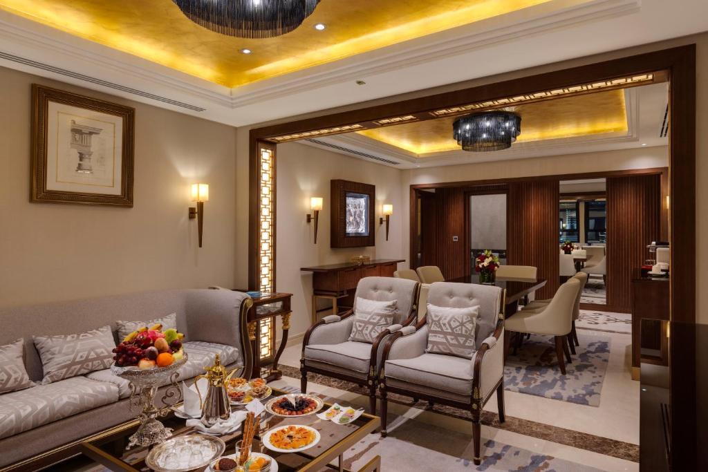 The Oberoi Madina المدينة أوبروي tesisinde bir oturma alanı
