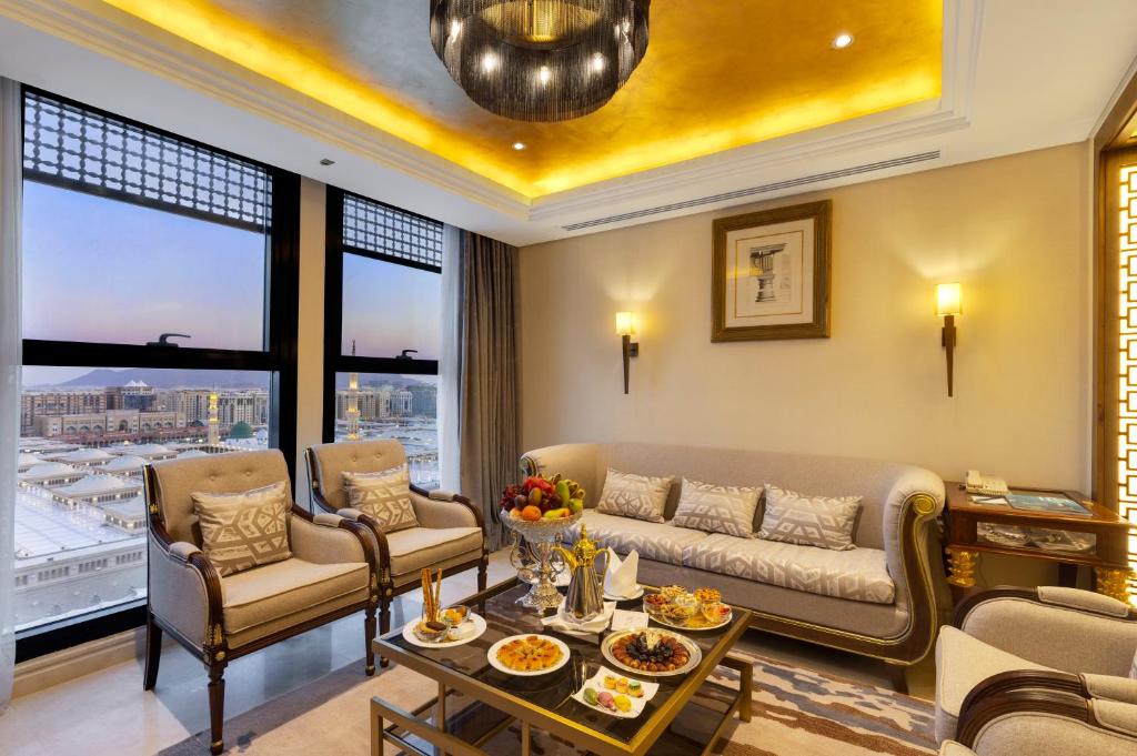 The Oberoi Madina المدينة أوبروي tesisinde bir oturma alanı