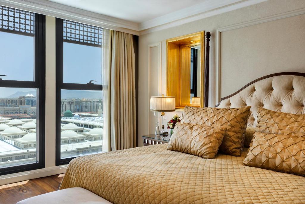 The Oberoi Madina المدينة أوبروي tesisinde bir odada yatak veya yataklar