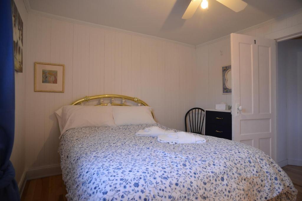 a bedroom with a bed with two towels on it at Auberge Évasion Nature Petite-Vallée in Petite-Vallée