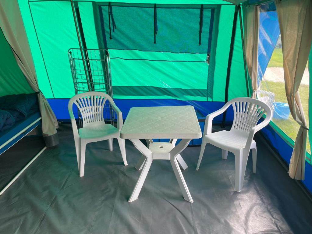 Posezení v ubytování phoenix glamping at camping Lampele