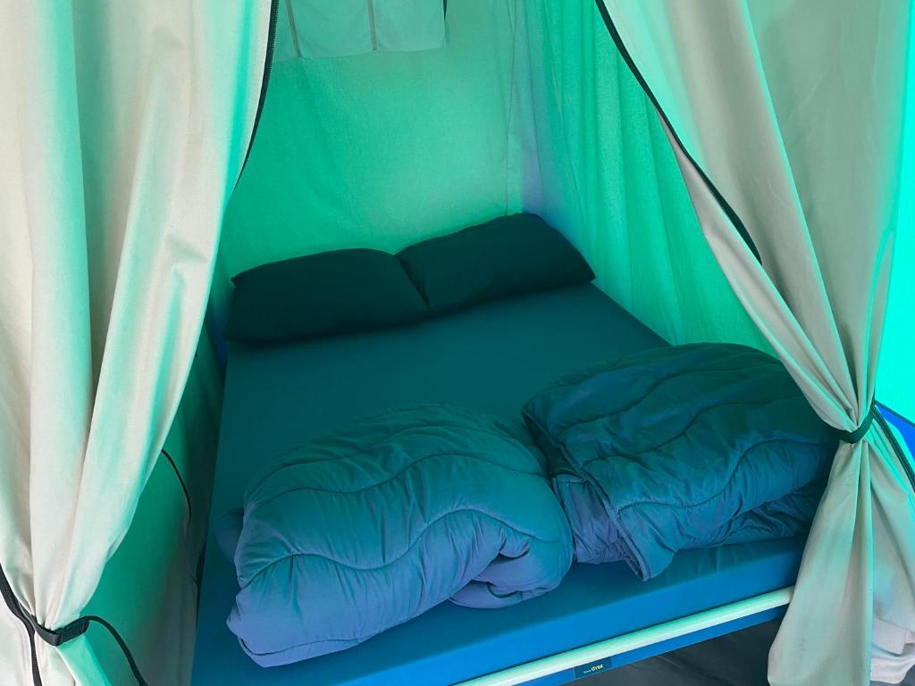 Postel nebo postele na pokoji v ubytování phoenix glamping at camping Lampele