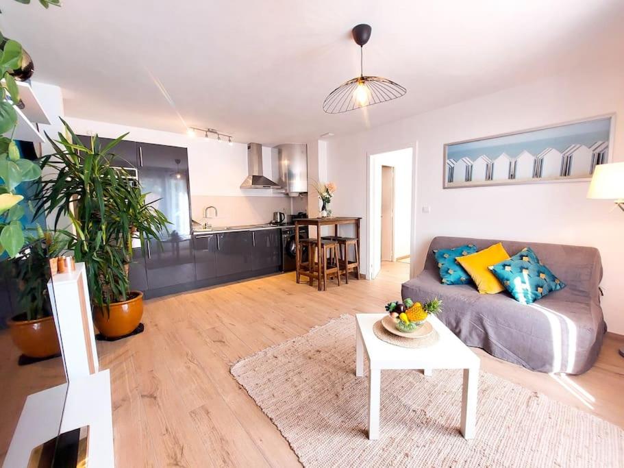 un salon avec un canapé et une table dans l'établissement T2 cosy Toulon, proche plage, à Toulon