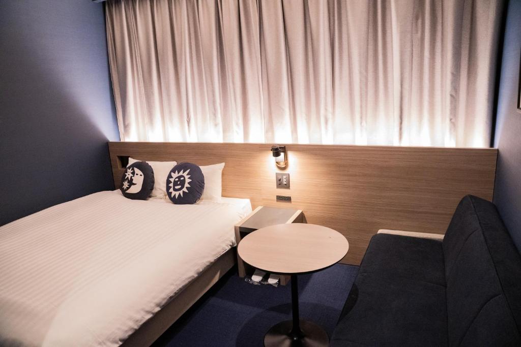 Postel nebo postele na pokoji v ubytování Hotel She, Osaka