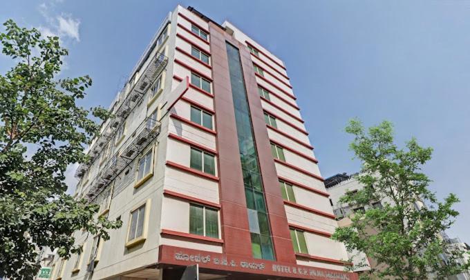 un edificio alto con molte finestre sui lati di Hotel BCP Suites a Bangalore