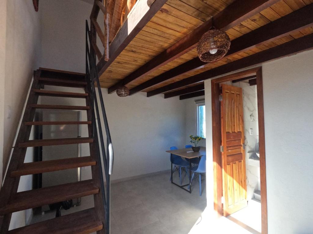 Una escalera que conduce a una habitación con mesa en Cacau Tiny House, en Itacaré