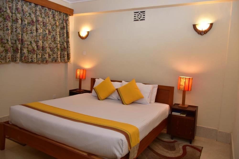 Postel nebo postele na pokoji v ubytování Kenya Comfort Hotel