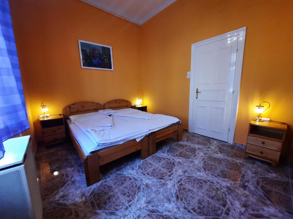 Posteľ alebo postele v izbe v ubytovaní Glória apartman