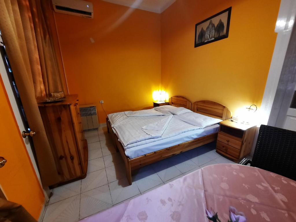 Posteľ alebo postele v izbe v ubytovaní Glória apartman