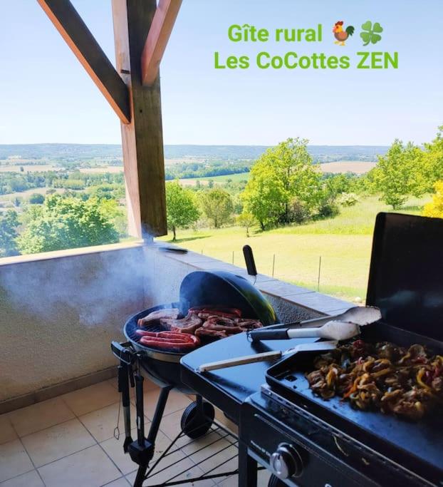 - un grill avec des saucisses et d'autres aliments dans l'établissement Domaine de la Crête Gîte Les CoCottes ZEN, à Saint-Jean-de-Thurac