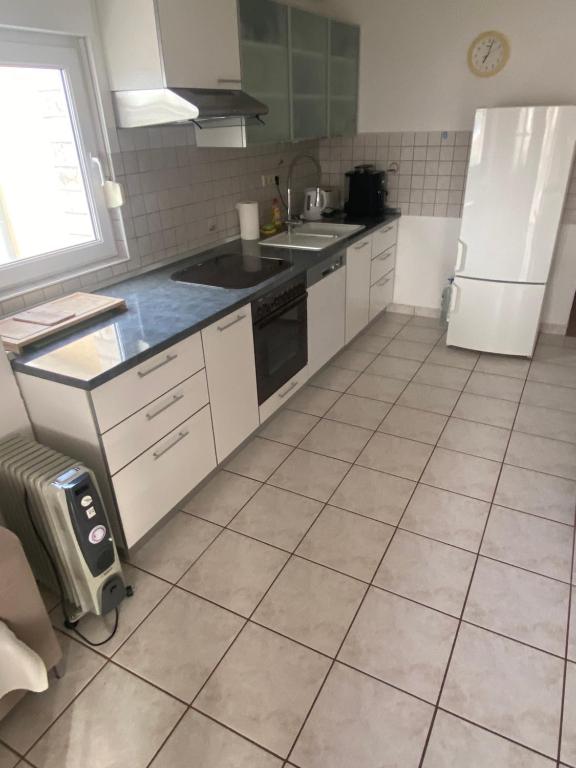 Kuchyňa alebo kuchynka v ubytovaní Ferien Haus Evita auf Insel Vir - Wohnung I