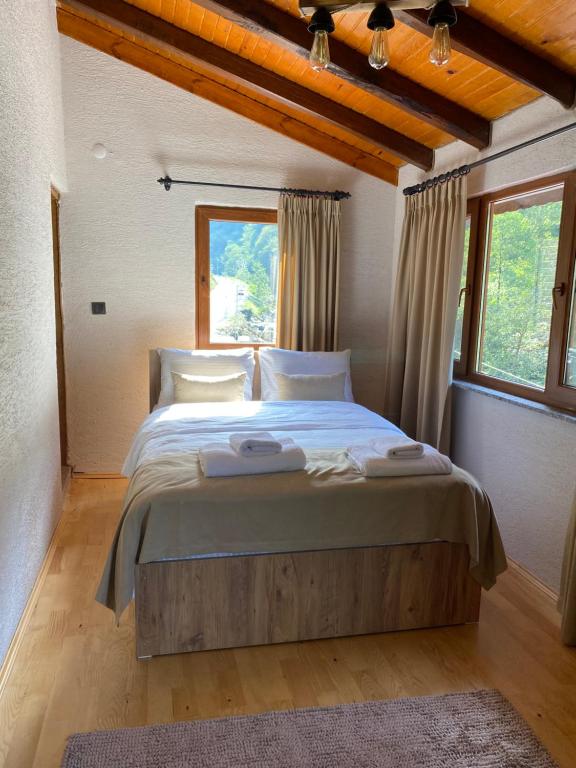 KüçükköyにあるVadi Konaklamaの部屋の中に大きなベッドがある寝室