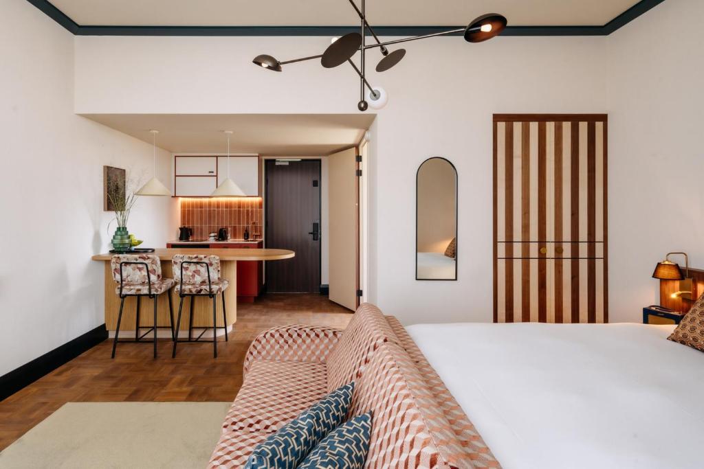 Letto o letti in una camera di De Plesman Hotel The Hague