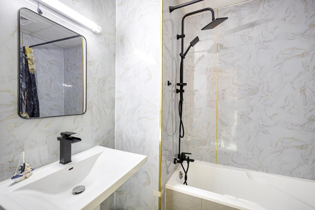 Vannituba majutusasutuses Sleek nordic style seaview condo