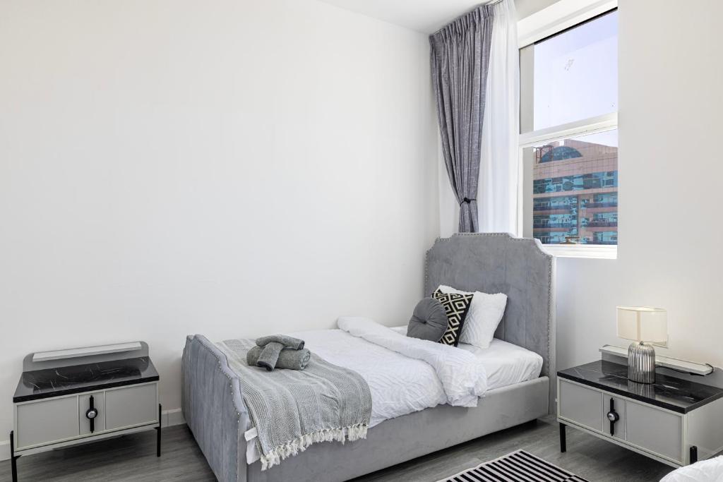 Voodi või voodid majutusasutuse Sleek nordic style seaview condo toas