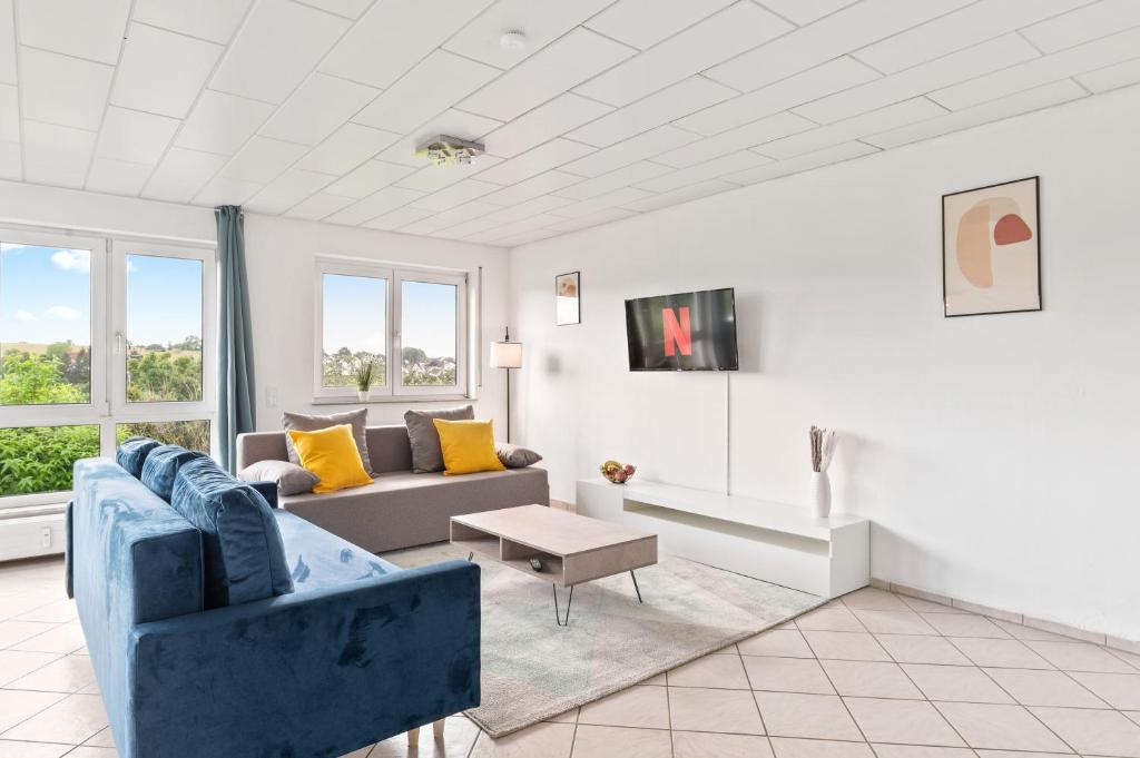 a living room with a couch and a table at Sunshine - 4 Personen Airport Messe mit TG-Garage in Ostfildern