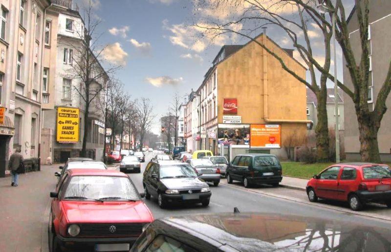 a busy city street filled with lots of cars at MonteurRoomMR in Essen