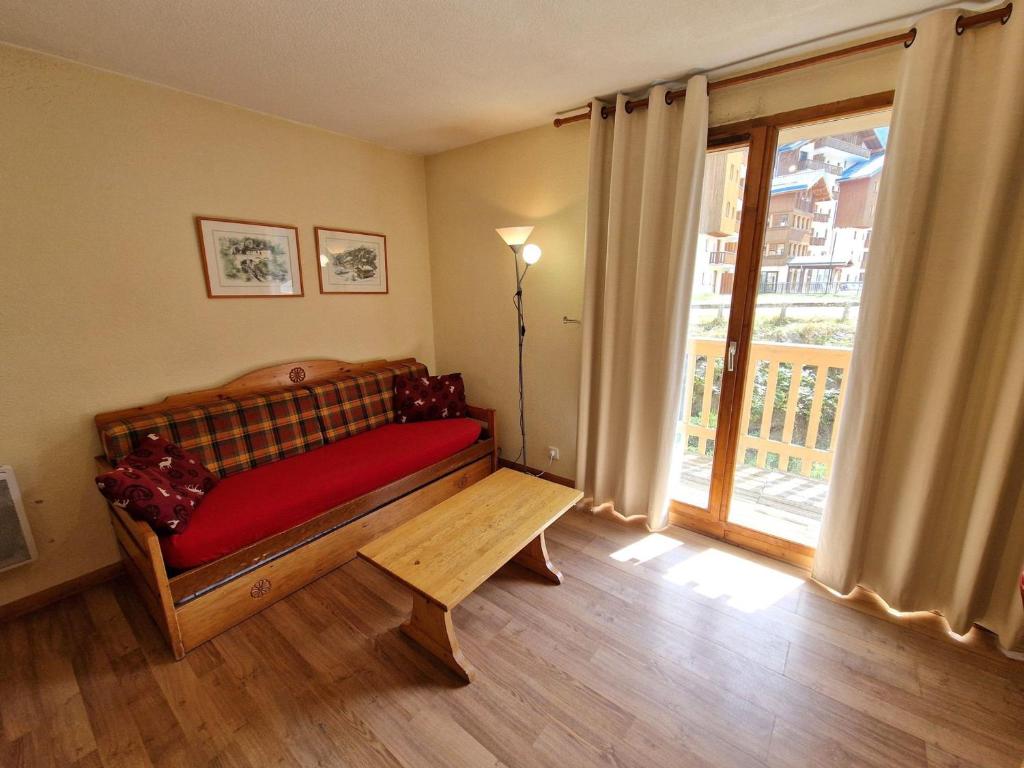 une chambre avec un banc et une grande fenêtre dans l'établissement Charmant 2 Pièces + Cabine, Proche Pistes et Centre, 6 Couchages, Modane - FR-1-265-211, à Valfréjus