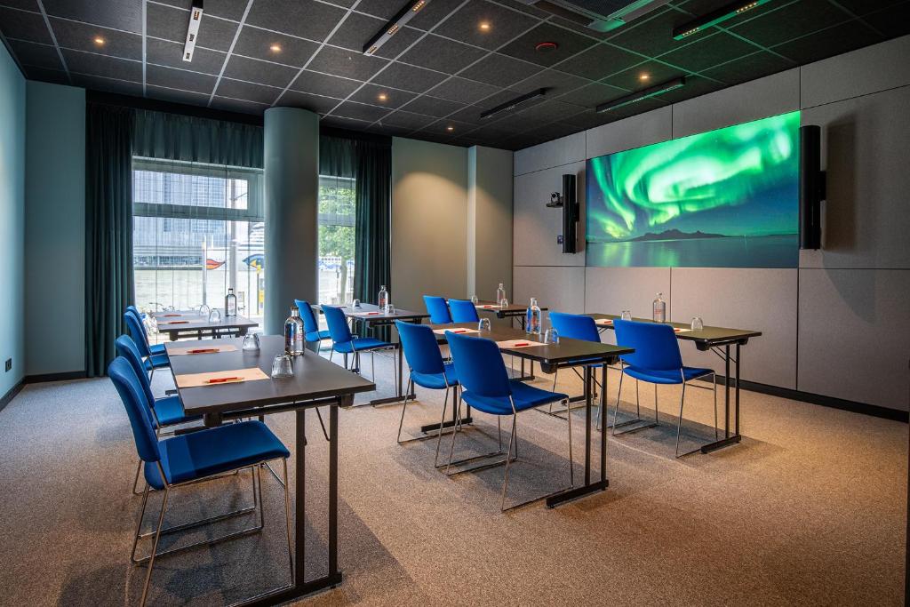 TV a/nebo společenská místnost v ubytování Thon Hotel Rotterdam City Centre