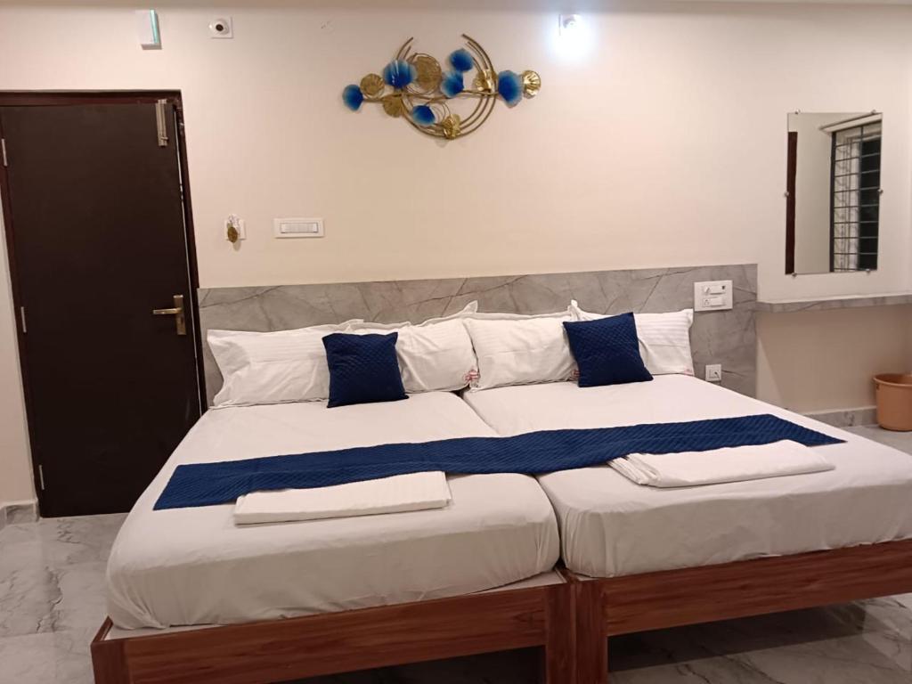 Postel nebo postele na pokoji v ubytování Sri Ganesh Residency