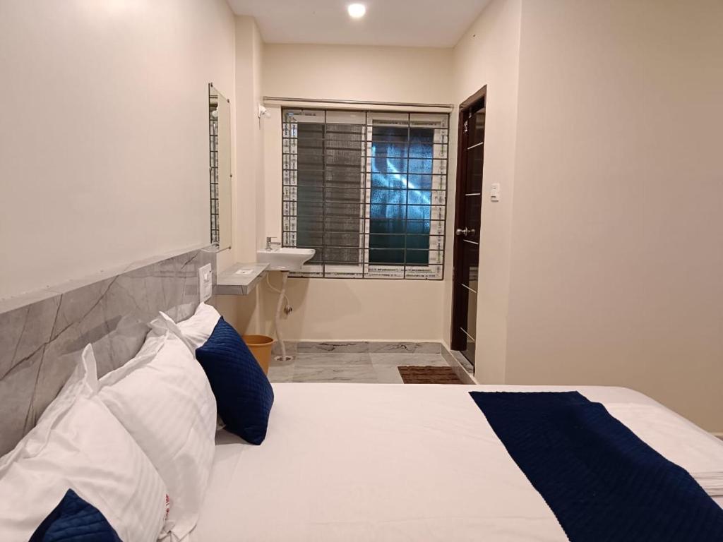 Postel nebo postele na pokoji v ubytování Sri Ganesh Residency