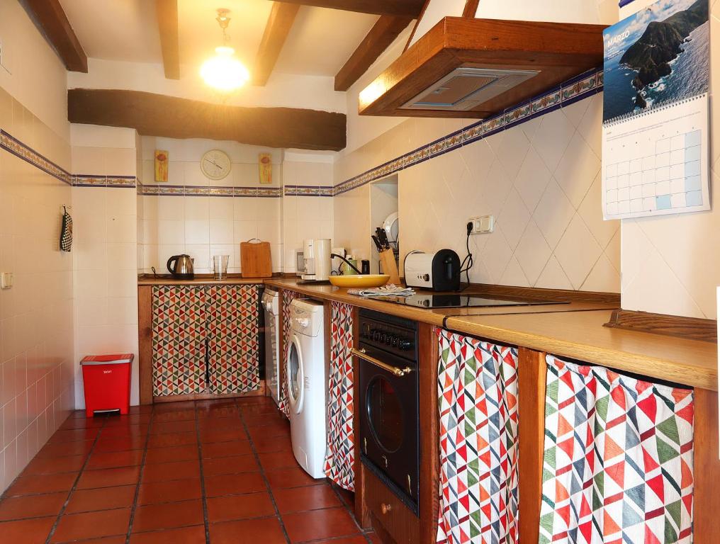 Kuchyň nebo kuchyňský kout v ubytování Olatuenea casa rural