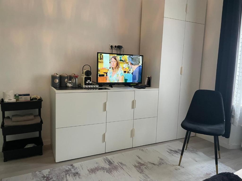 TV a/nebo společenská místnost v ubytování EXECUTIVE SINGLE ROOM WITH EN-SUITE in GUEST HOUSE CITY CENTRE