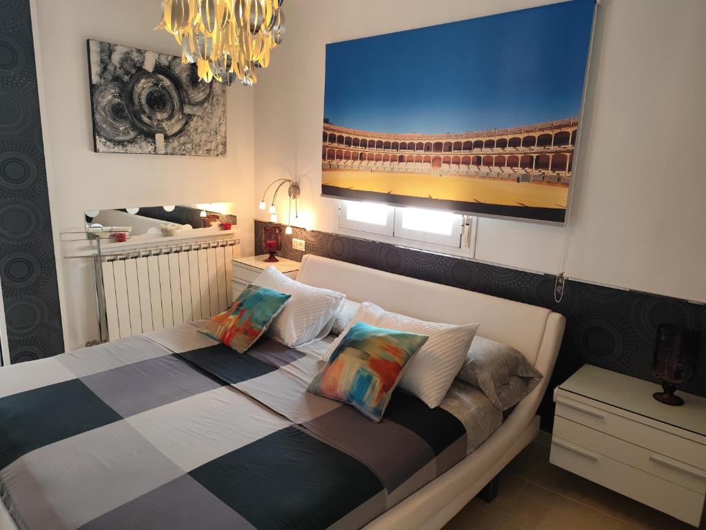 A bed or beds in a room at ÁTICO RILQUE, Apartamentos Independientes con Jacuzzi Privado y Terraza en Ronda