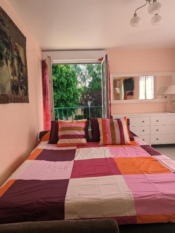 une chambre avec un grand lit avec une fenêtre dans l'établissement Studio Marcel D tout confort, à Saint-Vigor-le-Grand