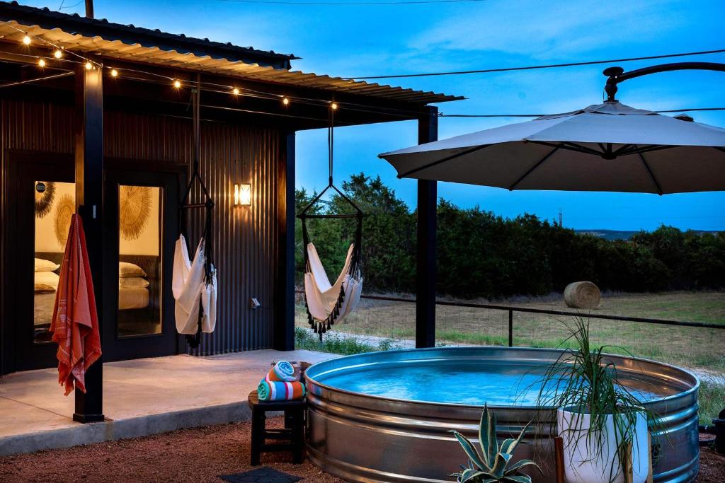 Πισίνα στο ή κοντά στο Container Haus, Hot Tub, Cowboy Pool, Pet Friendly!