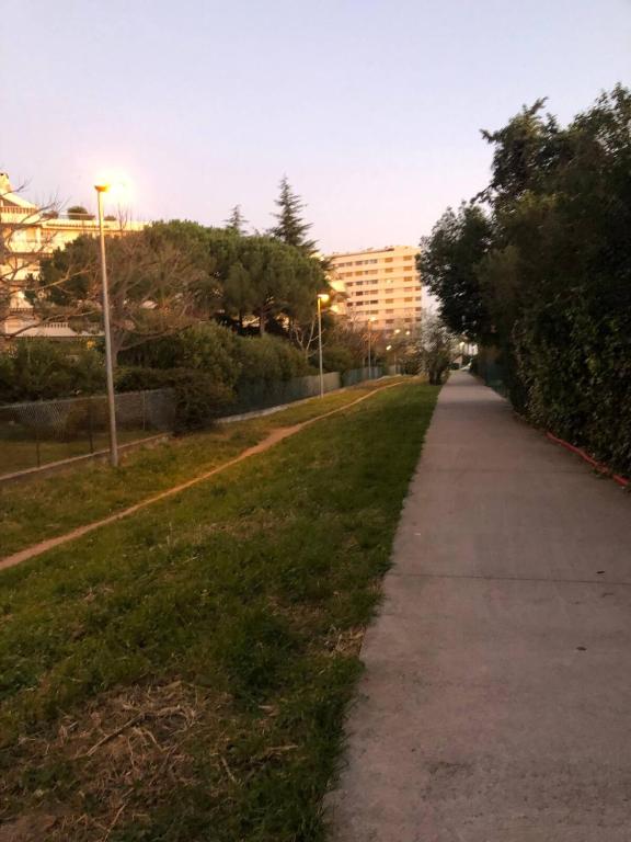 un sentier de randonnée dans un parc à côté d'un bâtiment dans l'établissement Frejus Plage F1 bis La Miougrano, à Fréjus