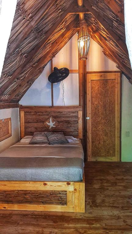 Postel nebo postele na pokoji v ubytování Mistica Island Hostel - Isla Palma