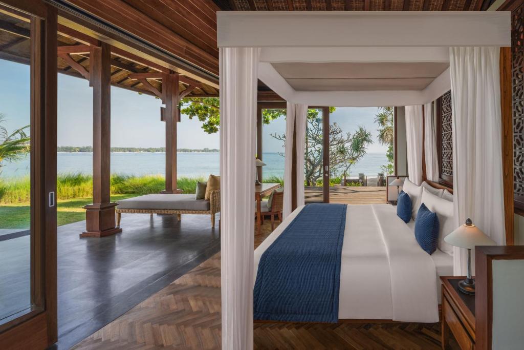 Postel nebo postele na pokoji v ubytování The Sira, a Luxury Collection Resort and Spa, Lombok