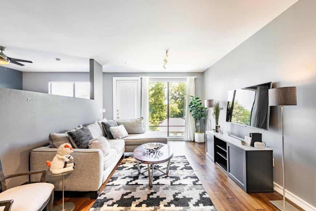Μια τηλεόραση ή/και κέντρο ψυχαγωγίας στο 2 Br Oak Lawn Condo Wfh Setups Gated Parking
