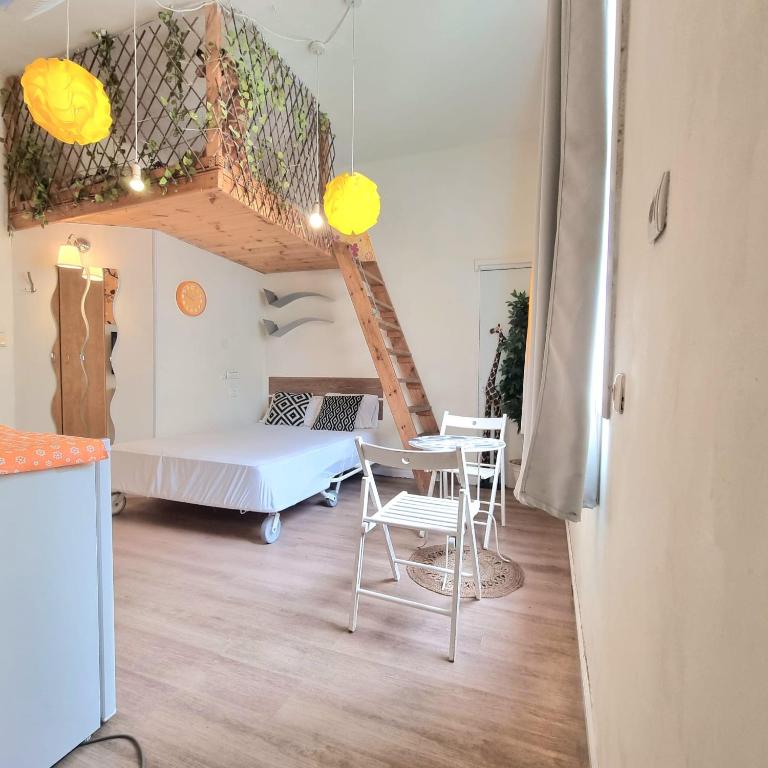 מיטה או מיטות בחדר ב-Private rooms near the beach center