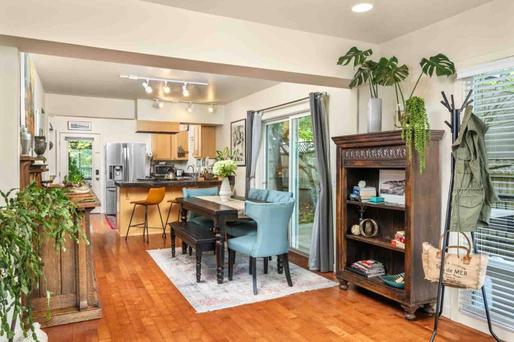 Η κουζίνα ή μικρή κουζίνα στο South Burlingame Hideaway
