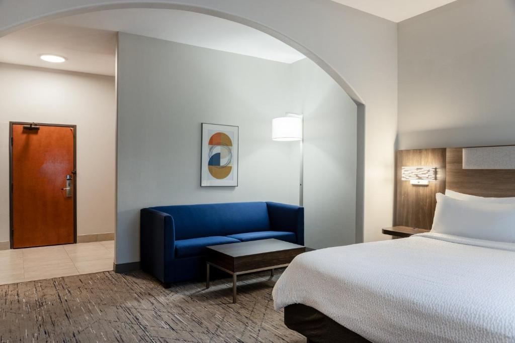 Postel nebo postele na pokoji v ubytování Holiday Inn Express Vancouver North by IHG