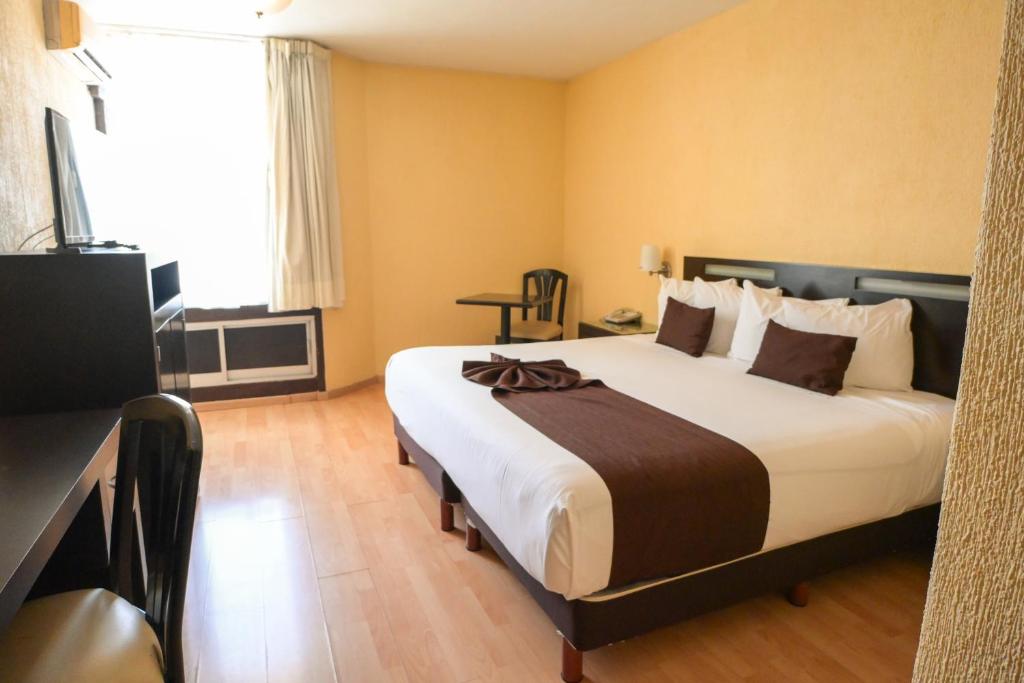 Postel nebo postele na pokoji v ubytování Hotel Santa Irene Guadalajara