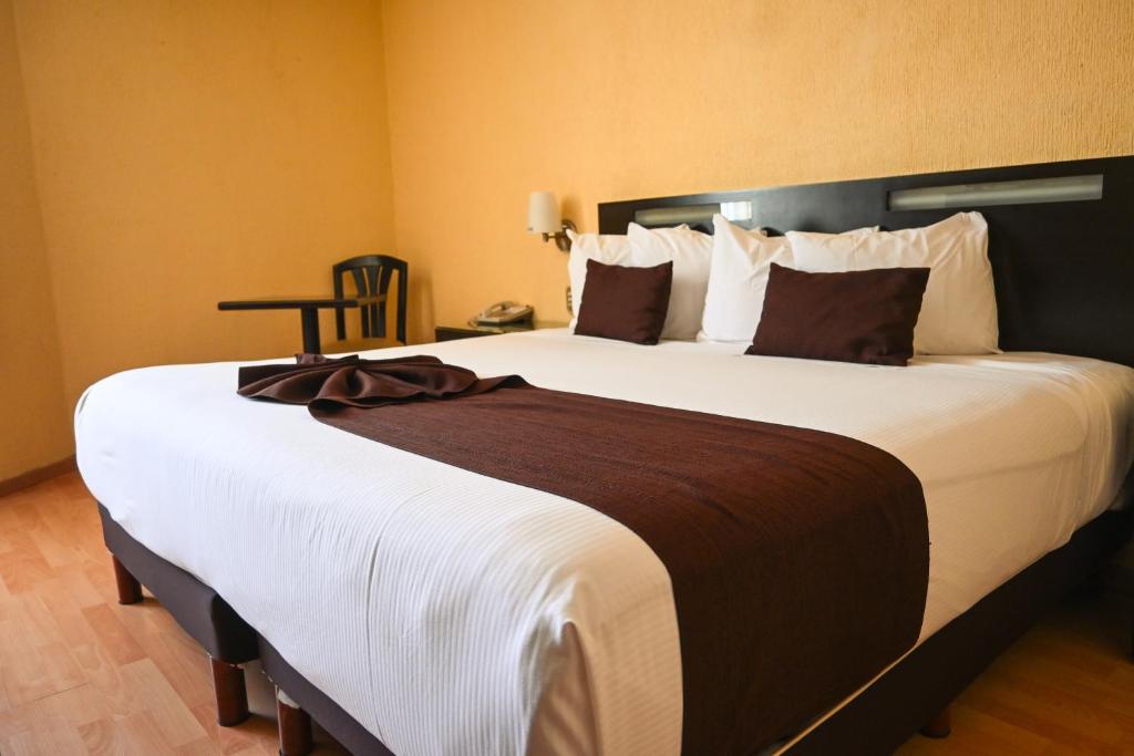 Postel nebo postele na pokoji v ubytování Hotel Santa Irene Guadalajara