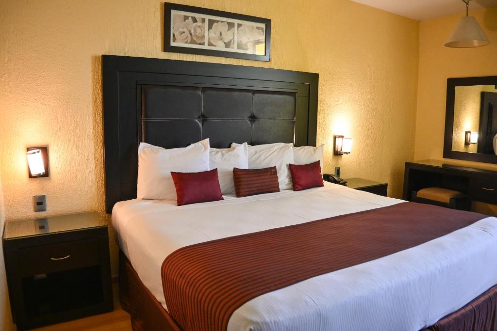Postel nebo postele na pokoji v ubytování Hotel Santa Irene Guadalajara