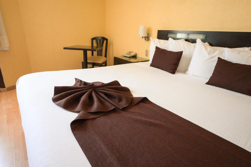 Postel nebo postele na pokoji v ubytování Hotel Santa Irene Guadalajara
