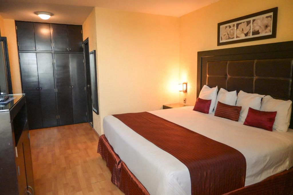 Postel nebo postele na pokoji v ubytování Hotel Santa Irene Guadalajara